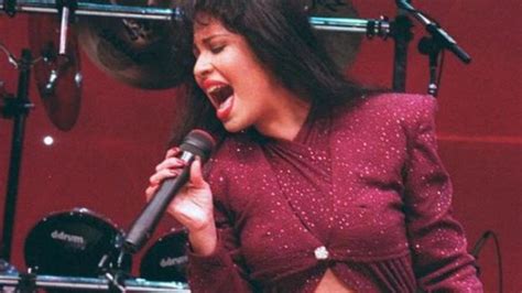 7 looks más icónicos de Selena Quintanilla que nos inspiran Panorama