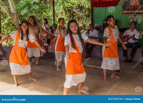 Loboc Philippines Feb 10 2018 Traditional Native Dance During The