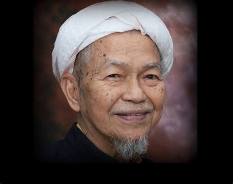 Guan Eng Pays Tribute To Late Pas Spiritual Leader Nik Aziz During Dap National Congress