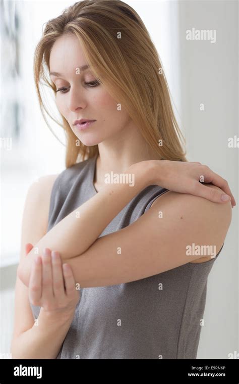 Woman Suffering From A Pain In The Elbow Tennis Elbow Stock Photo Alamy