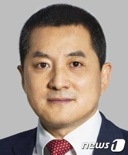 특정 인물의 사진이나 동영상을 통해 얼굴 형태나 움직임을 분석하고, 이를 다른 사진이나 동영상에 합성하거나 아예 컴퓨터 그래픽을. 영상·이미지 복제 등 악용 막는 '딥페이크' 법안 나온다 ...
