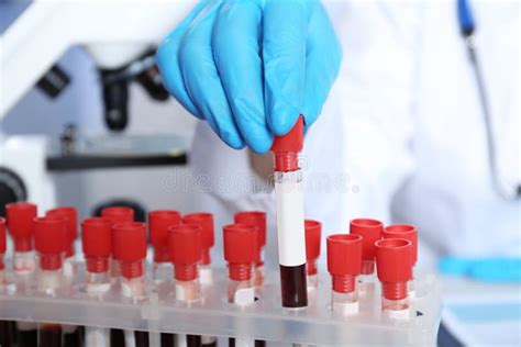 Laborant Der Reagenzglas Mit Blutprobe Nimmt Stockbild Bild Von Infektion Medizinisch