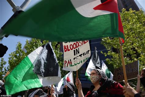 Violence Breaks Out Between Pro Palestine Protesters And Nypd Outside