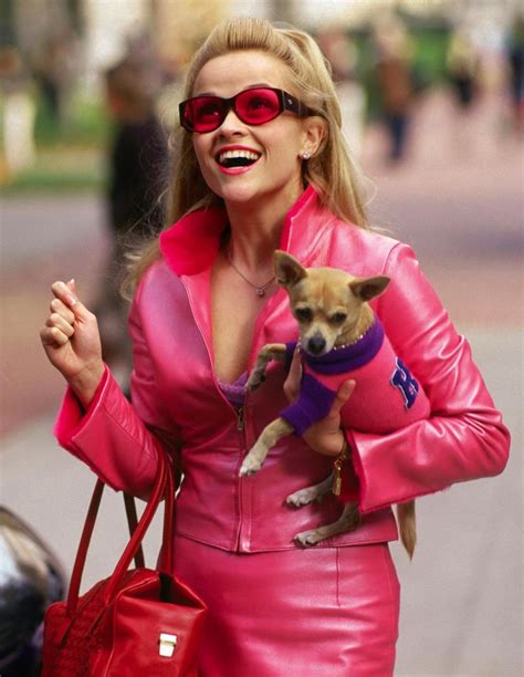 Reese Witherspoon Dresses As Legally Blonde Character Elle Woods For