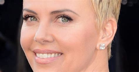 Loving Charlize Theron S Pixie Cut Chop It Off Grow It Out