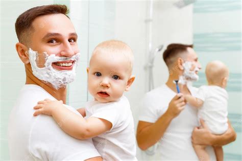 Papá E Hijo Se Afeitan En El Baño Foto Premium