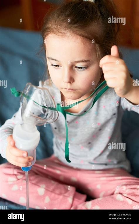 Petite Fille Malade Ayant Un Traitement Médical Par Inhalation Avec