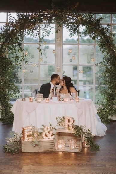 6 Reasons Why Couples Choose Sweetheart Tables For Their Wedding