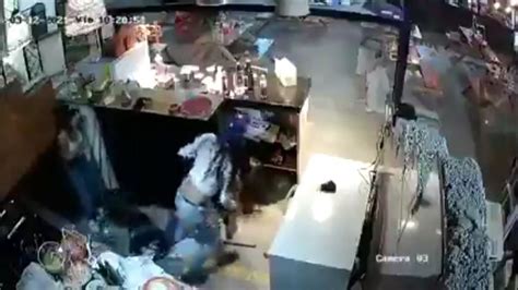 video comando armado ingresa disparando a un restaurante para asaltar punto crítico