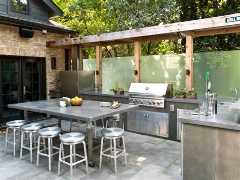 Idéale pour profiter de sa terrasse et recevoir ses invités dans le jardin, la cuisine d'extérieur est aussi bien équipée qu'une cuisine traditionnelle. Cuisine Extérieure : 10 idées pour aménager une cuisine extérieure