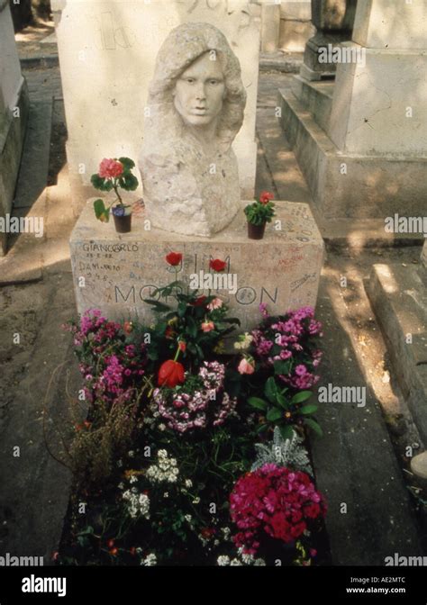 Portes Tombe De Jim Morrison Au Cimetière Du Père Lachaise à Paris