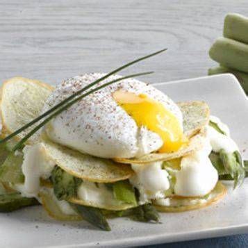 Come cucinare le uova in camicia perfette ogni volta! Millefoglie di patate, Certosa e asparagi con uovo in ...