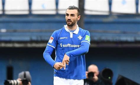 Fenerbahçe, bundesliga 2 ekiplerinden darmstadt 98 forması giyen 29 yaşındaki forvet serdar dursun ile 3+1 yıllık sözleşme imzalandığı duyuruldu. Trabzonspor ile adı anılan Serdar Dursun kimdir?