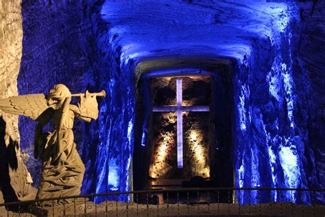 Sculptures in the salt cathedral. En la Catedral de Sal de Zipaquirá - ALKASA-196