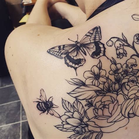 Butterfly Bee Floral Tattoo In 2021 Tattoos Cool Shoulder Tattoos