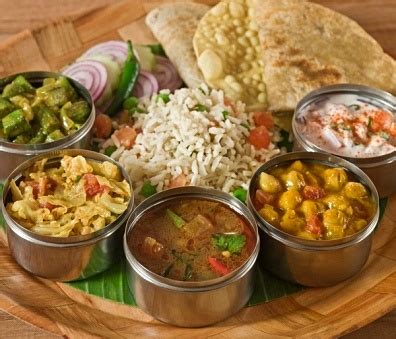Kaum india lebih dominan kepada roti canai atau pratha. Warisan Tradisional: Makanan Tradisi Kaum India