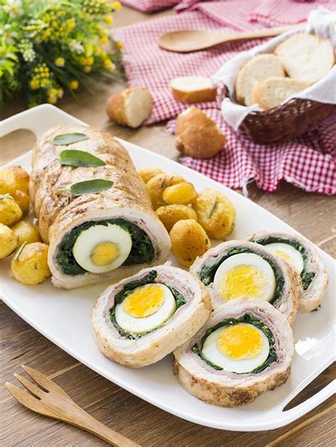 Per la tavola del natale vi propongo un rotolo di tacchino in crosta di sale un secondo piatto della tradizione cucinato in modo salutare e gustoso. Rotolo di pollo | Ricetta | Pollo ripieno al forno, Pollo ripieno e Ricette