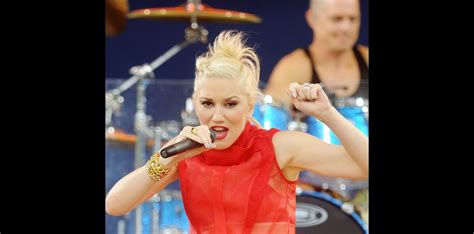 Gwen Stefani Surprenante Et Sexy Tout En Rouge Et En Transparence Purepeople