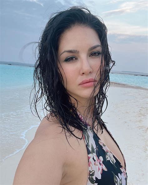 ‌sunny Leone Looks Hot In Pink Bikini She Enjoy Her Vacation In Maldives গোলাপি বিকিনিতে