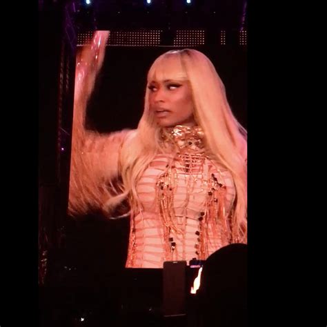 watch nicki minaj throwing this security guard s phone for not paying attention is capital