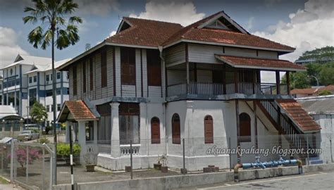 Menghantar dua (2) borang yang telah lengkap di balai polis untuk proses kelulusan. BANGUNAN BALAI POLIS LAMA RAUB 1906 | AKU ANAK PAHANG