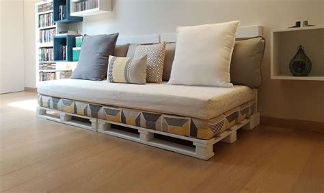 Il divano è uno dei complementi più importanti della casa. Come realizzare un divano fai da te con i pallet - CasaFacile