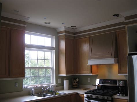 Sep 28, 2012 · one of my most frequently asked questions deals with paint colors that coordinate well with wood trim and cabinets. Remodelando la Casa: Adding Moldings to your Kitchen Cabinets
