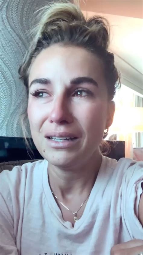 jessie james decker cries after getting body shamed online