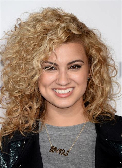 Thick frizzy hair, wavy frizzy hair, or curly frizzy hair. Tori Kelly Shoulder Length Curly Hairstyle for Square ...