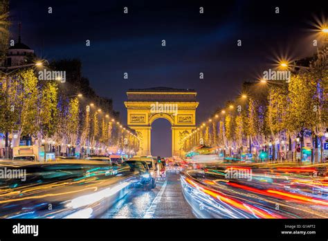 Avenue Des Champs Elysées Avec Léclairage De Noël Jusquà Larc De