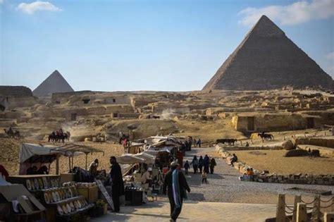 Egypt Probes Images Of Naked Couple Atop Pyramid News GMA News Online