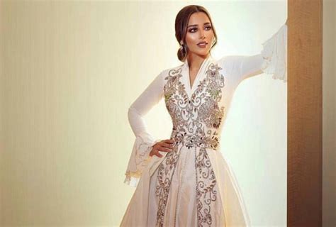 رغم بقائها بعيدة عن الاعمال الفنية، تحرص الفنانة اليمنية بلقيس فتحي على مشاركة متابعيها بصور ومقاطع فيديو من أعمالها. فساتين خطوبة بوحي من بلقيس فتحي | دنيا الوطن