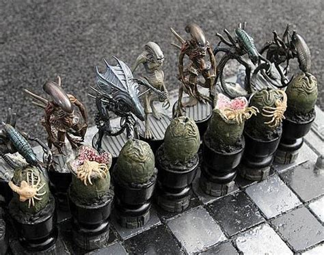 Alien Vs Predator Chess Set 7 Luxatic