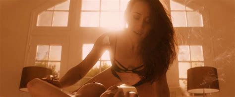 Uma Thurman Nude Maggie Q In Lingerie Lesbian Scene From The Con Is On Scandal Planet