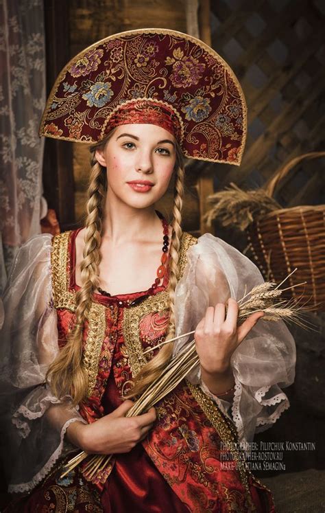 À La Russe Girl In A Stylized Russian Costume And Kokoshnik A Headdress Ρωσία Κόρες