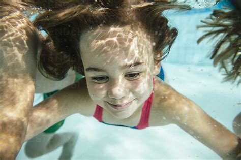 porträt eines mädchens unter wasser im schwimmbad lizenzfreies stockfoto