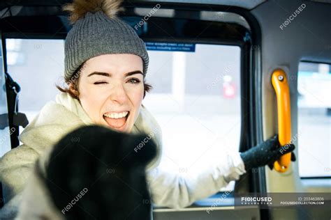 Ritratto Di Giovane Donna Sul Retro Del Taxi Sorridente Indicante
