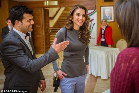 Queen Rania Of Jordan Meets Young Volunteers In Amman Daily Mail Online