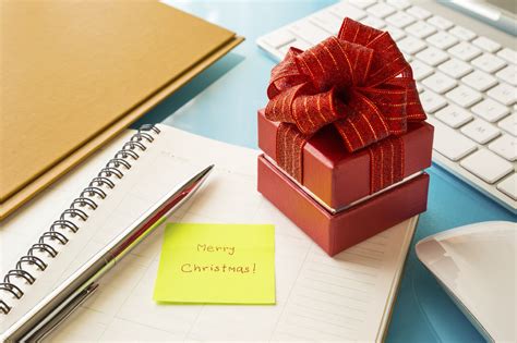Holiday gift-giving in the workplace: An insider's guide - CBS News