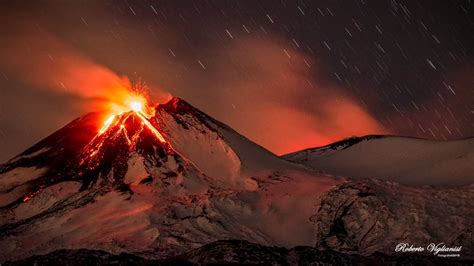 Etna, sciame sismico ed eruzione 24 dicembre 2018. L'Etna erutta, ed è uno spettacolo meraviglioso