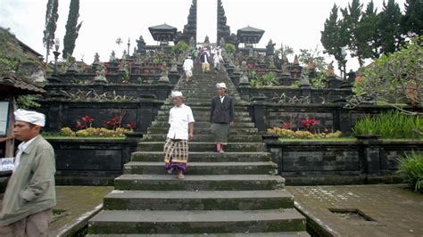Bali January 22 Balinese Pilgrims At Mother Temple In Besakih On