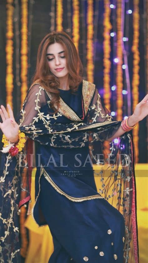Pin By 👑mar Uj👑 On Pakistani Celebrities Pakistani Dress Design