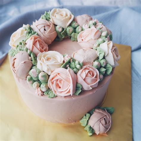 See more ideas about butter cream, cupcake cakes, flower cake. Pastel vintage buttercream roses and ranunculus, and buds ...