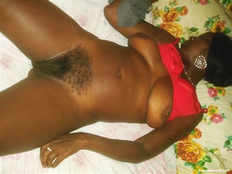nackte schwarze Frau mit unrasierter Möse Haarige Muschi Bilder