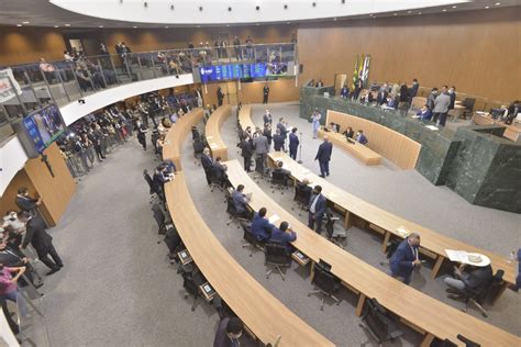 Mais de 70 deputados trocam de legenda na janela partidária em Brasília