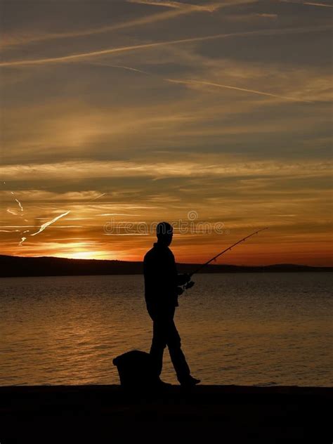 Pesca Del Hombre Imagen De Archivo Imagen De Coastline 23652607