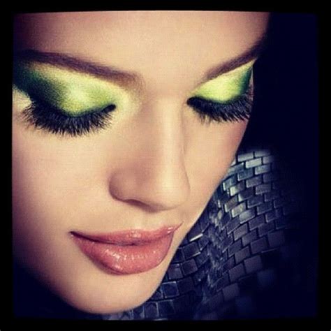 Emerald Makes For A Lovely Eyeshadow Look Wouldn T You Say Coloroftheyear Makeup Romantic