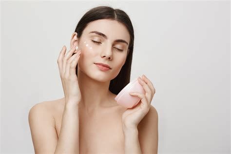 Anda uno por la vida cual pastelito recien salido del sarten y a lo que sudas, destilas brillo grasosos de las. Crema para cara grasosa: 10 Hidratantes ideales para una ...