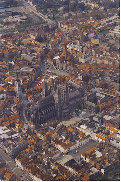 למרות שקרנסלין מוצג לפעמים כפוף (מוטבע ) כמו כתר, זה נובע מרישיון אמנותי. טורנה - ויקיפדיה