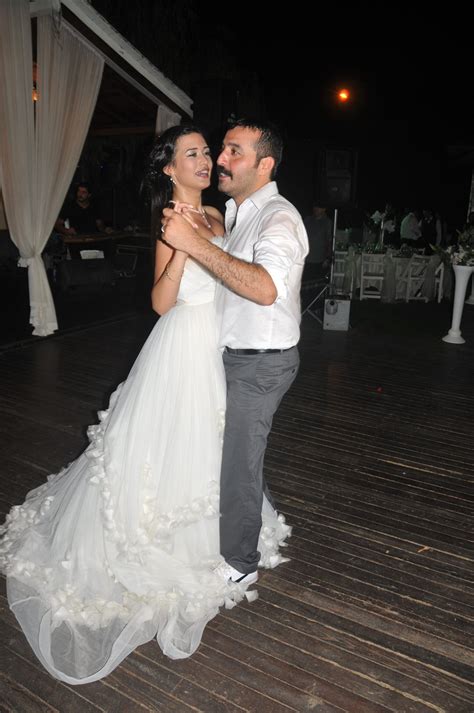 Üstündağ'ın eşi ecem özkaya, sağlıklı bir erkek bebek dünyaya getirdi. Ecem Özkaya ve Mustafa Üstündağ 10 yıllık evliliklerini ...